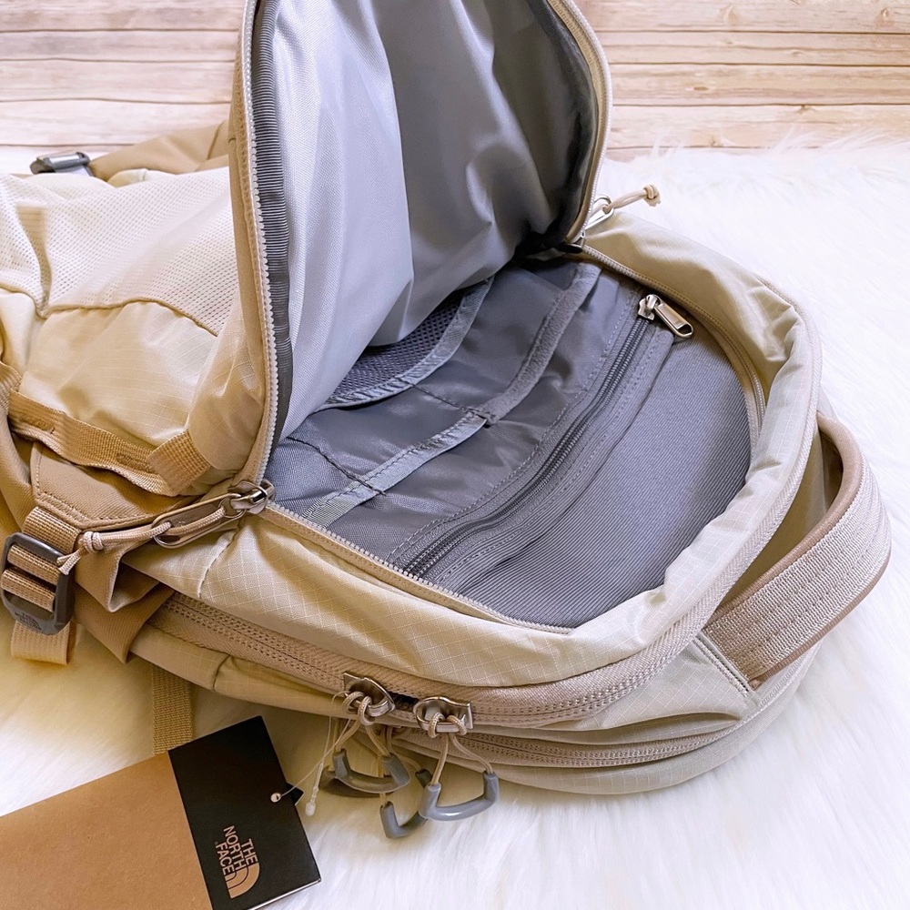The North Face Women’s Recon 30 Liter Backpack - Picture 7 of 10